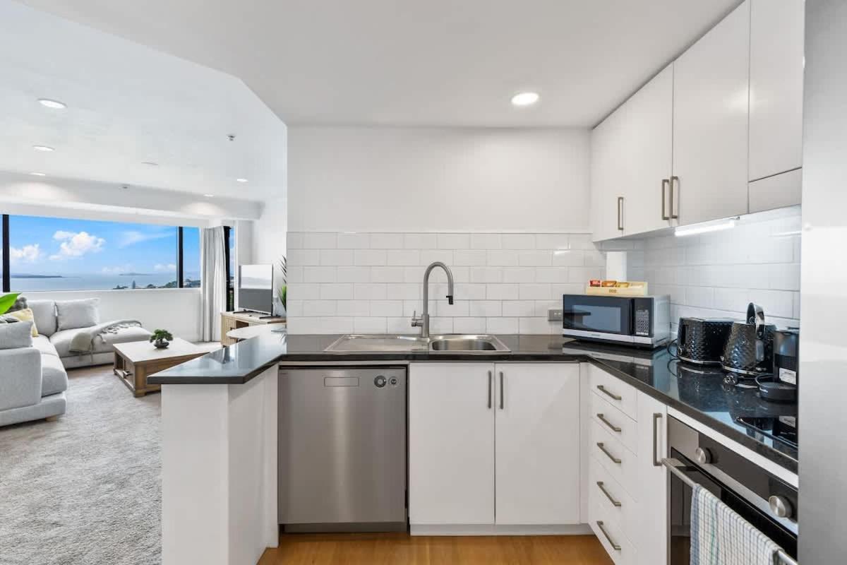 Modern 1br W Pool & Gym Steps To Takapuna Apartment