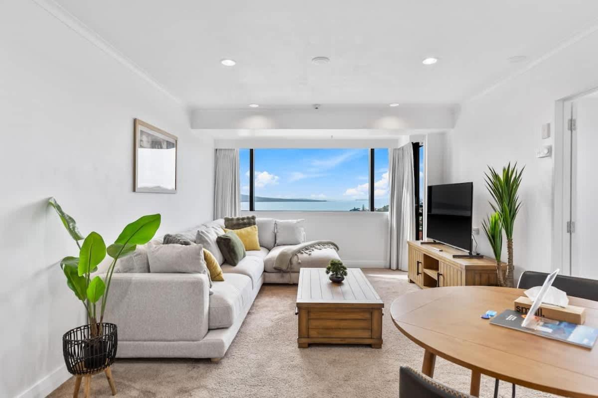 Modern 1br W Pool & Gym Steps To Takapuna Auckland