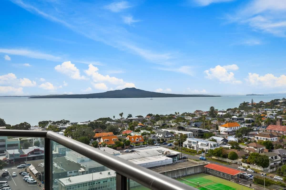 Modern 1br W Pool & Gym Steps To Takapuna Apartment *
